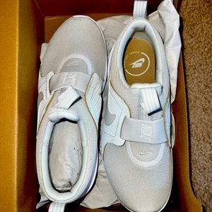 Size 7.5 women’s Nike comfort shoes